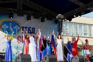 шествие в костюмах триколора 4