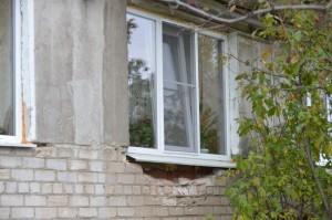 Под окнами обрушивается стена