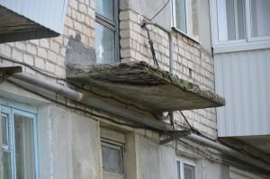 Козырьки над подъездами представляют угрозу жильцам