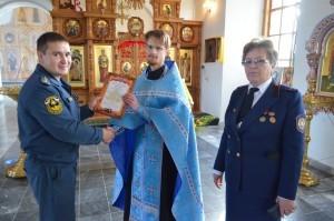 Пожарные вручили служителям храма благодарность