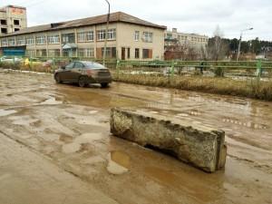 Блоки в микрорайоне мешают проезду вдоль больницы
