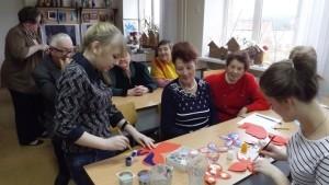 Бобровские ветераны сделали ярких бабочек под руководством студентов