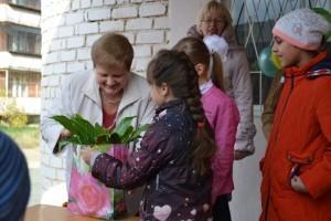 Дети подарили библиотеке цветок в горшке