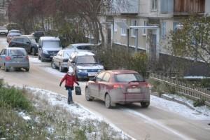 Дети вынуждены идти по газону, чтобы не мешать транспорту, курсирующему через двор дома №19