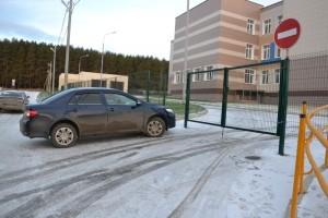 Водители, не стесняясь, паркуются прямо у школьных ворот