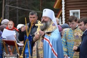 Митрополит Кирилл освятил купола большеистокского храма