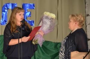 Н. В. Петухова - первая медалистка 18-й школы, а ныне специалист министерства образования Свердловской области - вручает грамоту директору учреждения В. Н. Шакировой