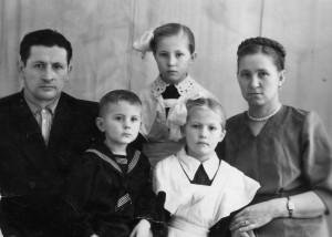 Сергей Еремин с семьей: женой Ниной Васильевной и детьми - Ирой, Верой и Володей. 1959 год.