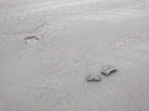 Потрескавшийся асфальт по ул. Самстроя портит машины