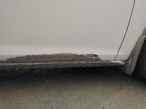 Вот такой скол получила машина из-за отлетевшего куска асфальта