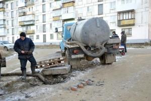 Коммунальщики откачивают воду из ливневой канализации