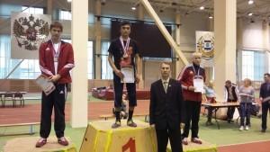 Хамза Хакимов награждается за первое место в толкании ядра