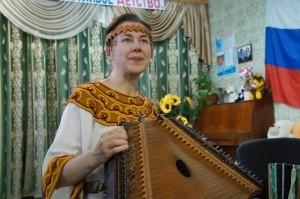 Мастер игры на гуслях Любовь Аркадьевна Басурманова в Сысертском детском доме