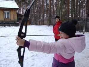 Пока не стемнело, дети тренировались в стрельбе из лука