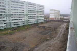 Вместо закрытого двора с детскими и спортивными площадками - большой пустырь
