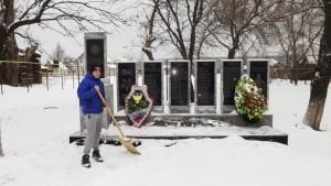 Студенты Бобровского филиала УКСАП прибрались у памятника героям-землякам