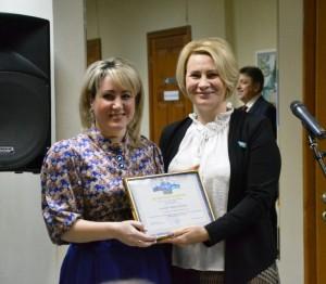 О. Б. Сирман-Прочитанская награждает помощника судьи С. С. Костареву