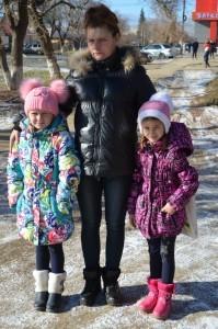 Мария Кондратенко с дочерьми Валей и Олей