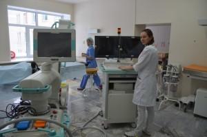 Главная медсестра хирургического отделения Екатерина Васильевна Просвирнина у рентгеновского аппарата последнего поколения