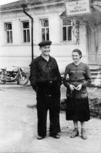 В.Ф.Яковлев, руководитель кружка, на фоне Дома пионеров