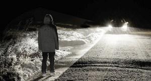 Пешеход идет по обочине