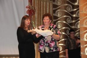 Н. В. Ферстер задула свечи на торте