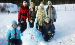 Юные скульпторы из школы №1 - создатели снежного городка на территории школы