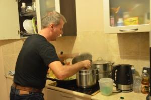 Клаудио готовит пасту с брокколи