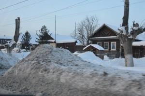 Завалы грязного снега вдоль кашинских обочин