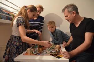 Семья любит собираться вместе и играть в настольные игры