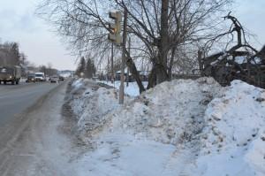 Снежные кучи на перекрестке в Кашино