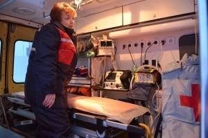 Внутри машины скорой помощи есть все приборы, необходимые для спасения жизни пострадавших