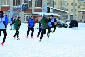 Матч футболистов. На заднем плане - "пальма" из курток на столбе