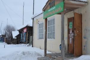 Между Центральным и Покаместным натоптана тропинка: покупатели, бывает, заходят в оба магазина сразу