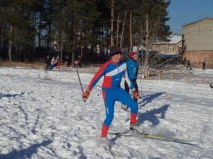 Декада лыжного спорта прошла в Большом Истоке с 5 по 14 февраля. В ней  участвовали 830 человек. По традиции завершилась она зимним праздником «Лыжня России» 12 февраля. Отличная погода: тепло, солнечно. Все получили хороший заряд бодрости и оптимизма. Соревновались и профессиональные лыжники, и любители, чей возраст колебался от 6 до 70 лет. Задолго до начала на стадионе спорткомплекса «Исток» (директор А. Е. Рудас) собираются спортсмены и болельщики. На параде открытия более 300 человек. Мальчишки и девчонки, юноши и девушки, мужчины и женщины, готовые принять славные традиции зимнего вида спорта, совершают лыжные пробежки по стадиону.  Предприниматель С. Л. Зенкевич подготовил отличную трассу. Страсти на лыжне кипели нешуточные: участники отчаянно сражались с тяжёлыми метрами. Болельщики подбадривали. В итоге, благодаря массовому участию и хорошей технике, победу одержали школа №5  (1 Место) и детский сад №58 «Петушок» (1 Место). Семья Беляевых – Нина Ивановна и Николай Михайлович готовились к этому дню с самого начала зимы. Ежедневные лыжные прогулки по родному парку принесли результаты – два Диплома с 1 местами и статуэтка  «Самый старший». В свои 64 года эта семейная пара посёлка постоянные участники спортивных мероприятий.   По окончании гонки призы обрели своих владельцев. Но шаг к главной награде – здоровью – в этот день сделал каждый участник, приложив волю, старание и мужество.   Итоги «Лыжни России – 2016» среди школ посёлка:  школа №5 – 1 Место школа №11 – 2 Место школа №30 – 3 Место  Итоги «Лыжни России – 2016» среди детских садов посёлка:  детский сад  №58 «Петушок» - 1 Место детский сад №39 «Малышок» - 2 Место детский сад №8 «Колосок» - 3 Место  Стоит отметить преподавателей физической культуры А. И. Кузьминых,  Г. А. Сидорову, А. С.Топоркову, а также заведующих детсадов Д. В. Горшкову, О. В. Гилёву, С. В. Сорокину, Ж. В. Полякову за  подготовку и массовое участие воспитанников в декаду лыжного спорта.   Н. Денисова, директор центра культуры и досуга