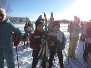 Декада лыжного спорта прошла в Большом Истоке с 5 по 14 февраля. В ней  участвовали 830 человек. По традиции завершилась она зимним праздником «Лыжня России» 12 февраля. Отличная погода: тепло, солнечно. Все получили хороший заряд бодрости и оптимизма. Соревновались и профессиональные лыжники, и любители, чей возраст колебался от 6 до 70 лет. Задолго до начала на стадионе спорткомплекса «Исток» (директор А. Е. Рудас) собираются спортсмены и болельщики. На параде открытия более 300 человек. Мальчишки и девчонки, юноши и девушки, мужчины и женщины, готовые принять славные традиции зимнего вида спорта, совершают лыжные пробежки по стадиону.  Предприниматель С. Л. Зенкевич подготовил отличную трассу. Страсти на лыжне кипели нешуточные: участники отчаянно сражались с тяжёлыми метрами. Болельщики подбадривали. В итоге, благодаря массовому участию и хорошей технике, победу одержали школа №5  (1 Место) и детский сад №58 «Петушок» (1 Место). Семья Беляевых – Нина Ивановна и Николай Михайлович готовились к этому дню с самого начала зимы. Ежедневные лыжные прогулки по родному парку принесли результаты – два Диплома с 1 местами и статуэтка  «Самый старший». В свои 64 года эта семейная пара посёлка постоянные участники спортивных мероприятий.   По окончании гонки призы обрели своих владельцев. Но шаг к главной награде – здоровью – в этот день сделал каждый участник, приложив волю, старание и мужество.   Итоги «Лыжни России – 2016» среди школ посёлка:  школа №5 – 1 Место школа №11 – 2 Место школа №30 – 3 Место  Итоги «Лыжни России – 2016» среди детских садов посёлка:  детский сад  №58 «Петушок» - 1 Место детский сад №39 «Малышок» - 2 Место детский сад №8 «Колосок» - 3 Место  Стоит отметить преподавателей физической культуры А. И. Кузьминых,  Г. А. Сидорову, А. С.Топоркову, а также заведующих детсадов Д. В. Горшкову, О. В. Гилёву, С. В. Сорокину, Ж. В. Полякову за  подготовку и массовое участие воспитанников в декаду лыжного спорта.   Н. Денисова, директор центра культуры и досуга