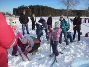 Декада лыжного спорта прошла в Большом Истоке с 5 по 14 февраля. В ней  участвовали 830 человек. По традиции завершилась она зимним праздником «Лыжня России» 12 февраля. Отличная погода: тепло, солнечно. Все получили хороший заряд бодрости и оптимизма. Соревновались и профессиональные лыжники, и любители, чей возраст колебался от 6 до 70 лет. Задолго до начала на стадионе спорткомплекса «Исток» (директор А. Е. Рудас) собираются спортсмены и болельщики. На параде открытия более 300 человек. Мальчишки и девчонки, юноши и девушки, мужчины и женщины, готовые принять славные традиции зимнего вида спорта, совершают лыжные пробежки по стадиону.  Предприниматель С. Л. Зенкевич подготовил отличную трассу. Страсти на лыжне кипели нешуточные: участники отчаянно сражались с тяжёлыми метрами. Болельщики подбадривали. В итоге, благодаря массовому участию и хорошей технике, победу одержали школа №5  (1 Место) и детский сад №58 «Петушок» (1 Место). Семья Беляевых – Нина Ивановна и Николай Михайлович готовились к этому дню с самого начала зимы. Ежедневные лыжные прогулки по родному парку принесли результаты – два Диплома с 1 местами и статуэтка  «Самый старший». В свои 64 года эта семейная пара посёлка постоянные участники спортивных мероприятий.   По окончании гонки призы обрели своих владельцев. Но шаг к главной награде – здоровью – в этот день сделал каждый участник, приложив волю, старание и мужество.   Итоги «Лыжни России – 2016» среди школ посёлка:  школа №5 – 1 Место школа №11 – 2 Место школа №30 – 3 Место  Итоги «Лыжни России – 2016» среди детских садов посёлка:  детский сад  №58 «Петушок» - 1 Место детский сад №39 «Малышок» - 2 Место детский сад №8 «Колосок» - 3 Место  Стоит отметить преподавателей физической культуры А. И. Кузьминых,  Г. А. Сидорову, А. С.Топоркову, а также заведующих детсадов Д. В. Горшкову, О. В. Гилёву, С. В. Сорокину, Ж. В. Полякову за  подготовку и массовое участие воспитанников в декаду лыжного спорта.   Н. Денисова, директор центра культуры и досуга