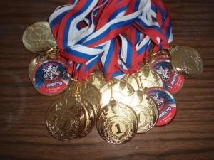 Декада лыжного спорта прошла в Большом Истоке с 5 по 14 февраля. В ней  участвовали 830 человек. По традиции завершилась она зимним праздником «Лыжня России» 12 февраля. Отличная погода: тепло, солнечно. Все получили хороший заряд бодрости и оптимизма. Соревновались и профессиональные лыжники, и любители, чей возраст колебался от 6 до 70 лет. Задолго до начала на стадионе спорткомплекса «Исток» (директор А. Е. Рудас) собираются спортсмены и болельщики. На параде открытия более 300 человек. Мальчишки и девчонки, юноши и девушки, мужчины и женщины, готовые принять славные традиции зимнего вида спорта, совершают лыжные пробежки по стадиону.  Предприниматель С. Л. Зенкевич подготовил отличную трассу. Страсти на лыжне кипели нешуточные: участники отчаянно сражались с тяжёлыми метрами. Болельщики подбадривали. В итоге, благодаря массовому участию и хорошей технике, победу одержали школа №5  (1 Место) и детский сад №58 «Петушок» (1 Место). Семья Беляевых – Нина Ивановна и Николай Михайлович готовились к этому дню с самого начала зимы. Ежедневные лыжные прогулки по родному парку принесли результаты – два Диплома с 1 местами и статуэтка  «Самый старший». В свои 64 года эта семейная пара посёлка постоянные участники спортивных мероприятий.   По окончании гонки призы обрели своих владельцев. Но шаг к главной награде – здоровью – в этот день сделал каждый участник, приложив волю, старание и мужество.   Итоги «Лыжни России – 2016» среди школ посёлка:  школа №5 – 1 Место школа №11 – 2 Место школа №30 – 3 Место  Итоги «Лыжни России – 2016» среди детских садов посёлка:  детский сад  №58 «Петушок» - 1 Место детский сад №39 «Малышок» - 2 Место детский сад №8 «Колосок» - 3 Место  Стоит отметить преподавателей физической культуры А. И. Кузьминых,  Г. А. Сидорову, А. С.Топоркову, а также заведующих детсадов Д. В. Горшкову, О. В. Гилёву, С. В. Сорокину, Ж. В. Полякову за  подготовку и массовое участие воспитанников в декаду лыжного спорта.   Н. Денисова, директор центра культуры и досуга