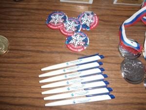 Декада лыжного спорта прошла в Большом Истоке с 5 по 14 февраля. В ней  участвовали 830 человек. По традиции завершилась она зимним праздником «Лыжня России» 12 февраля. Отличная погода: тепло, солнечно. Все получили хороший заряд бодрости и оптимизма. Соревновались и профессиональные лыжники, и любители, чей возраст колебался от 6 до 70 лет. Задолго до начала на стадионе спорткомплекса «Исток» (директор А. Е. Рудас) собираются спортсмены и болельщики. На параде открытия более 300 человек. Мальчишки и девчонки, юноши и девушки, мужчины и женщины, готовые принять славные традиции зимнего вида спорта, совершают лыжные пробежки по стадиону.  Предприниматель С. Л. Зенкевич подготовил отличную трассу. Страсти на лыжне кипели нешуточные: участники отчаянно сражались с тяжёлыми метрами. Болельщики подбадривали. В итоге, благодаря массовому участию и хорошей технике, победу одержали школа №5  (1 Место) и детский сад №58 «Петушок» (1 Место). Семья Беляевых – Нина Ивановна и Николай Михайлович готовились к этому дню с самого начала зимы. Ежедневные лыжные прогулки по родному парку принесли результаты – два Диплома с 1 местами и статуэтка  «Самый старший». В свои 64 года эта семейная пара посёлка постоянные участники спортивных мероприятий.   По окончании гонки призы обрели своих владельцев. Но шаг к главной награде – здоровью – в этот день сделал каждый участник, приложив волю, старание и мужество.   Итоги «Лыжни России – 2016» среди школ посёлка:  школа №5 – 1 Место школа №11 – 2 Место школа №30 – 3 Место  Итоги «Лыжни России – 2016» среди детских садов посёлка:  детский сад  №58 «Петушок» - 1 Место детский сад №39 «Малышок» - 2 Место детский сад №8 «Колосок» - 3 Место  Стоит отметить преподавателей физической культуры А. И. Кузьминых,  Г. А. Сидорову, А. С.Топоркову, а также заведующих детсадов Д. В. Горшкову, О. В. Гилёву, С. В. Сорокину, Ж. В. Полякову за  подготовку и массовое участие воспитанников в декаду лыжного спорта.   Н. Денисова, директор центра культуры и досуга