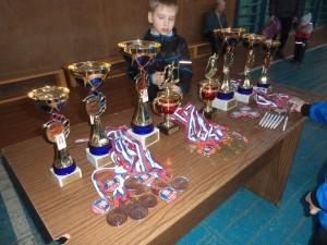 Декада лыжного спорта прошла в Большом Истоке с 5 по 14 февраля. В ней  участвовали 830 человек. По традиции завершилась она зимним праздником «Лыжня России» 12 февраля. Отличная погода: тепло, солнечно. Все получили хороший заряд бодрости и оптимизма. Соревновались и профессиональные лыжники, и любители, чей возраст колебался от 6 до 70 лет. Задолго до начала на стадионе спорткомплекса «Исток» (директор А. Е. Рудас) собираются спортсмены и болельщики. На параде открытия более 300 человек. Мальчишки и девчонки, юноши и девушки, мужчины и женщины, готовые принять славные традиции зимнего вида спорта, совершают лыжные пробежки по стадиону.  Предприниматель С. Л. Зенкевич подготовил отличную трассу. Страсти на лыжне кипели нешуточные: участники отчаянно сражались с тяжёлыми метрами. Болельщики подбадривали. В итоге, благодаря массовому участию и хорошей технике, победу одержали школа №5  (1 Место) и детский сад №58 «Петушок» (1 Место). Семья Беляевых – Нина Ивановна и Николай Михайлович готовились к этому дню с самого начала зимы. Ежедневные лыжные прогулки по родному парку принесли результаты – два Диплома с 1 местами и статуэтка  «Самый старший». В свои 64 года эта семейная пара посёлка постоянные участники спортивных мероприятий.   По окончании гонки призы обрели своих владельцев. Но шаг к главной награде – здоровью – в этот день сделал каждый участник, приложив волю, старание и мужество.   Итоги «Лыжни России – 2016» среди школ посёлка:  школа №5 – 1 Место школа №11 – 2 Место школа №30 – 3 Место  Итоги «Лыжни России – 2016» среди детских садов посёлка:  детский сад  №58 «Петушок» - 1 Место детский сад №39 «Малышок» - 2 Место детский сад №8 «Колосок» - 3 Место  Стоит отметить преподавателей физической культуры А. И. Кузьминых,  Г. А. Сидорову, А. С.Топоркову, а также заведующих детсадов Д. В. Горшкову, О. В. Гилёву, С. В. Сорокину, Ж. В. Полякову за  подготовку и массовое участие воспитанников в декаду лыжного спорта.   Н. Денисова, директор центра культуры и досуга