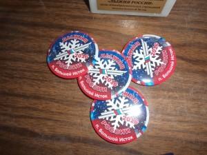 Декада лыжного спорта прошла в Большом Истоке с 5 по 14 февраля. В ней  участвовали 830 человек. По традиции завершилась она зимним праздником «Лыжня России» 12 февраля. Отличная погода: тепло, солнечно. Все получили хороший заряд бодрости и оптимизма. Соревновались и профессиональные лыжники, и любители, чей возраст колебался от 6 до 70 лет. Задолго до начала на стадионе спорткомплекса «Исток» (директор А. Е. Рудас) собираются спортсмены и болельщики. На параде открытия более 300 человек. Мальчишки и девчонки, юноши и девушки, мужчины и женщины, готовые принять славные традиции зимнего вида спорта, совершают лыжные пробежки по стадиону.  Предприниматель С. Л. Зенкевич подготовил отличную трассу. Страсти на лыжне кипели нешуточные: участники отчаянно сражались с тяжёлыми метрами. Болельщики подбадривали. В итоге, благодаря массовому участию и хорошей технике, победу одержали школа №5  (1 Место) и детский сад №58 «Петушок» (1 Место). Семья Беляевых – Нина Ивановна и Николай Михайлович готовились к этому дню с самого начала зимы. Ежедневные лыжные прогулки по родному парку принесли результаты – два Диплома с 1 местами и статуэтка  «Самый старший». В свои 64 года эта семейная пара посёлка постоянные участники спортивных мероприятий.   По окончании гонки призы обрели своих владельцев. Но шаг к главной награде – здоровью – в этот день сделал каждый участник, приложив волю, старание и мужество.   Итоги «Лыжни России – 2016» среди школ посёлка:  школа №5 – 1 Место школа №11 – 2 Место школа №30 – 3 Место  Итоги «Лыжни России – 2016» среди детских садов посёлка:  детский сад  №58 «Петушок» - 1 Место детский сад №39 «Малышок» - 2 Место детский сад №8 «Колосок» - 3 Место  Стоит отметить преподавателей физической культуры А. И. Кузьминых,  Г. А. Сидорову, А. С.Топоркову, а также заведующих детсадов Д. В. Горшкову, О. В. Гилёву, С. В. Сорокину, Ж. В. Полякову за  подготовку и массовое участие воспитанников в декаду лыжного спорта.   Н. Денисова, директор центра культуры и досуга