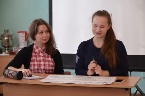 Председатель школьной думы Алина Гильмутдинова и ее заместитель Александра Трошкова с докладом о проекте