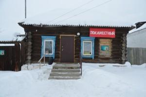 Так скромно выглядит Покаместный. За стальной дверью - небольшое помещение с хорошим ассортиментом