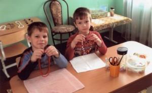 Юра и Кирилл плетут украшения из бисера