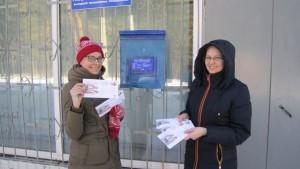 Студентки отправляют письма солдатам