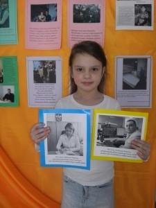 Анна Михеева из подготовительной группы с портретами своих родителей