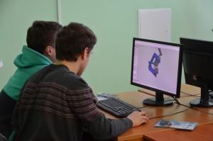 Школьники на дополнительных занятиях в НИЯУ МИФИ учатся конструировать детали