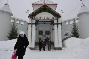 Обычный городской детский сад "Жемчужина" выполнен по заказу администрации. Внутри - сказочные персонажи и атмосфера волшебства