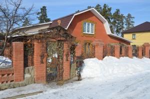 Ворота дома Шатуновых украшены причудливыми растениями...из железа
