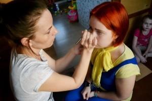 Елена Юрина собирает дочь на работу